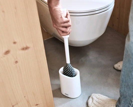 [hidden] [lifestyle] Flex™ TriBlade Lite Pack of 2 White Toilet Brushes