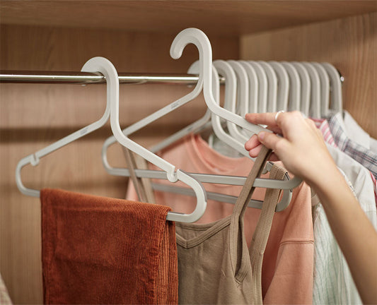 [hidden] [lifestyle] Orderly™ Set of 5 Anti-tangle Clothes Hangers - 55003 - Image 2